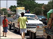 Colonos carregam carro para deixar Gaza