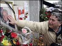 Miloşeviç'in fotoğrafına uzanan, ağlayan bir kişi 