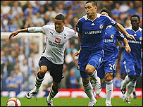 Frank Lampard tranh bóng với cầu thủ của Spurs hôm 31-8-08