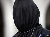 تشدد کے خلاف مظاہرے میں شریک ایک شخص