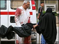 Sedyede yatan bir yaralı ve sağlık görevlileri