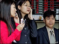 Các nhà đầu tư tại sàn chứng khoán Hà Nội