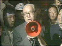 Mọi sự bắt đầu sau khi ông Hồ Diệu Bang qua đời ngày 15.04