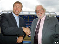 Roman Abramovich e Ken Bates, presidente do Chelsea