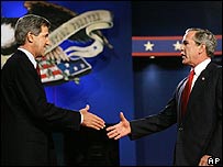 Senador Kerry e presidente Bush se cumprimentam antes de debate