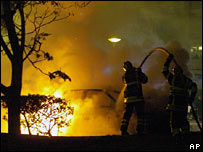 Fransa'da ateşe verilen araçlar