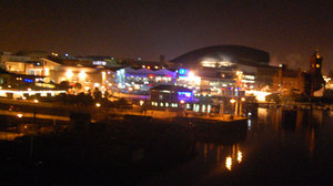 'Maes' yr Eisteddfod, liw nos.jpg