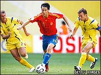 西班牙队加西亚(中)带球突破