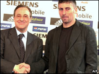 O presidente do Real Madrid, Florentino Pérez, e o zagueiro Walter Samuel