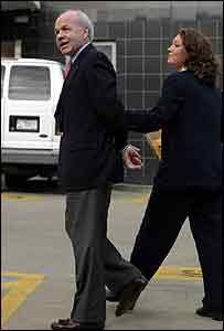 کنت لی با دستان بسته وارد دادگاه شد