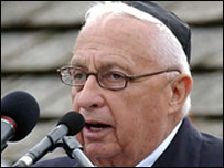 O premiê de Israel, Ariel Sharon, discursa em Auschwitz