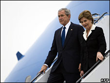 جورج بوش و همسرش لورا بوش از هواپیمای خود در فرودگاه بخارست پیاده می شوند