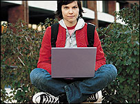 دختری با لپ تاپش در فضای آزاد نشسته است