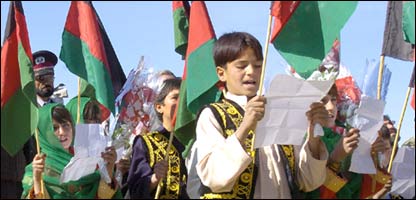 گروپ اطفال در حال خواندن سرود ملی افغانستان