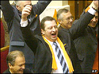 شادمانی قانونگذاران مخالف دولت پس از رای گيری در پارلمان 