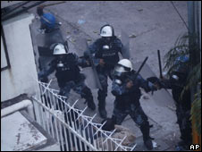 La policía choca con simpatizantes de Zelaya fuera de la embajada de Honduras.