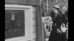 The Quuen unveils a plaque in 1955