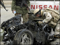 Restos de carro-bomba em Amiriyah, no Iraque