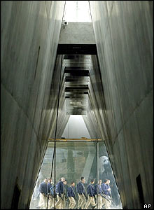 Izraelští vojáci procházejí okolo nové části muzea holocaustu Jad Vašem v Jeruzalémě