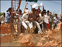 धोनी के निर्माणाधीन के घर की तोड़फोड़