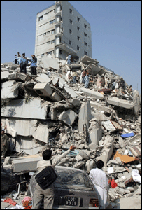  ملبے میں پھنسے ہوئے لوگ