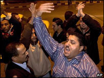 Jordanianos protestam contra o atentado perto do Grand Hyatt, um dos alvos dos ataques em Amman