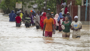 Desabrigados fogem de áreas alagadas em Porto Príncipe (foto:Reuters/Minustah)