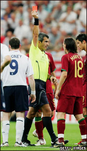 इंग्लैंड के रूनी को लाल कार्ड दिखाया गया