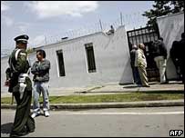 Guarda vigia consulado da Venezuela em Bogotá