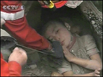 یک تصویر تلویزیونی از عملیات امداد و نجات در مناطق زلزله زده