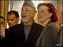 حامد کرزی به همراه یک تن از شرکت کنندگان همایش توسعه افغانستان