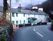 Llanfrothen â phaent gwyrddlas nodweddiadol Syr Clough