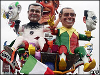 Imagens de Romano Prodi e Silvio Berlusconi em um desfile de carnaval na Itália