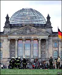 Záchranáři po pádu letadla