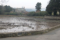 Y 'Promenâd Belgaidd' sy'n arwain at Eglwys Tysilio