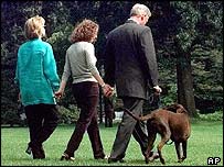 بیل و هیلاری کلینتون همراه با دخترشان چلسی