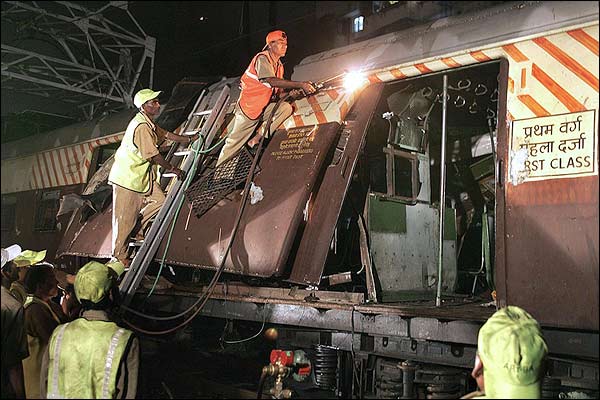 मुंबई में कई धमाके