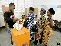 Eleitores em Kinshasa