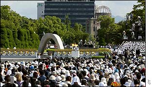 Lidé u památníku míru v Hirošimě