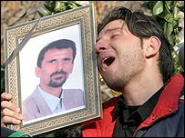 فردی در حال سوگواری برای سپهدار ساجدی، خبرنگار خبرگزاری جمهوری اسلامی که در سانحه هوايی جان باخت