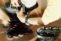 Plant yn gwisgo esgidiau llafnrolio