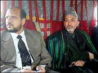 آقای کرزی، پيش از اين سفر، اختيارات شماری از معاونان خود از جمله مارشال فهيم (چپ) را محدود کرد