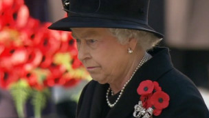 英国女王伊丽莎白二世都在伦敦市中心的阵亡将士纪念碑前献上第一个罂粟花环。