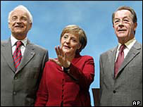 Angela Merkelová z CDU (uprostřed), Franz Müntefering z SPD (vpravo) a Ednund Stoiber (vlevo)