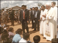 Giáo hoàng John Paul II thăm trại tị nạn Panat Nikom, Thái Lan