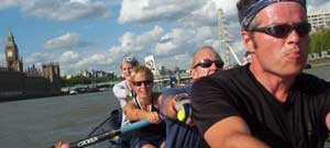 Y clwb yn rhwyfo ar y Thames