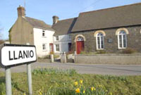 Ysgoldy Llanio, lle ganwyd Alun R Edwards, Llyfrgellydd