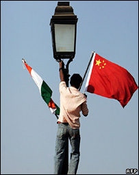 Çin ve Hindistan bayrakları