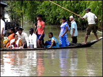 नाव में सवार लोग (फ़ाइल फ़ोटो)