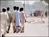 کراچی میں ہڑتال کے موقع ہر لوگوں نے پتھراؤ کیا